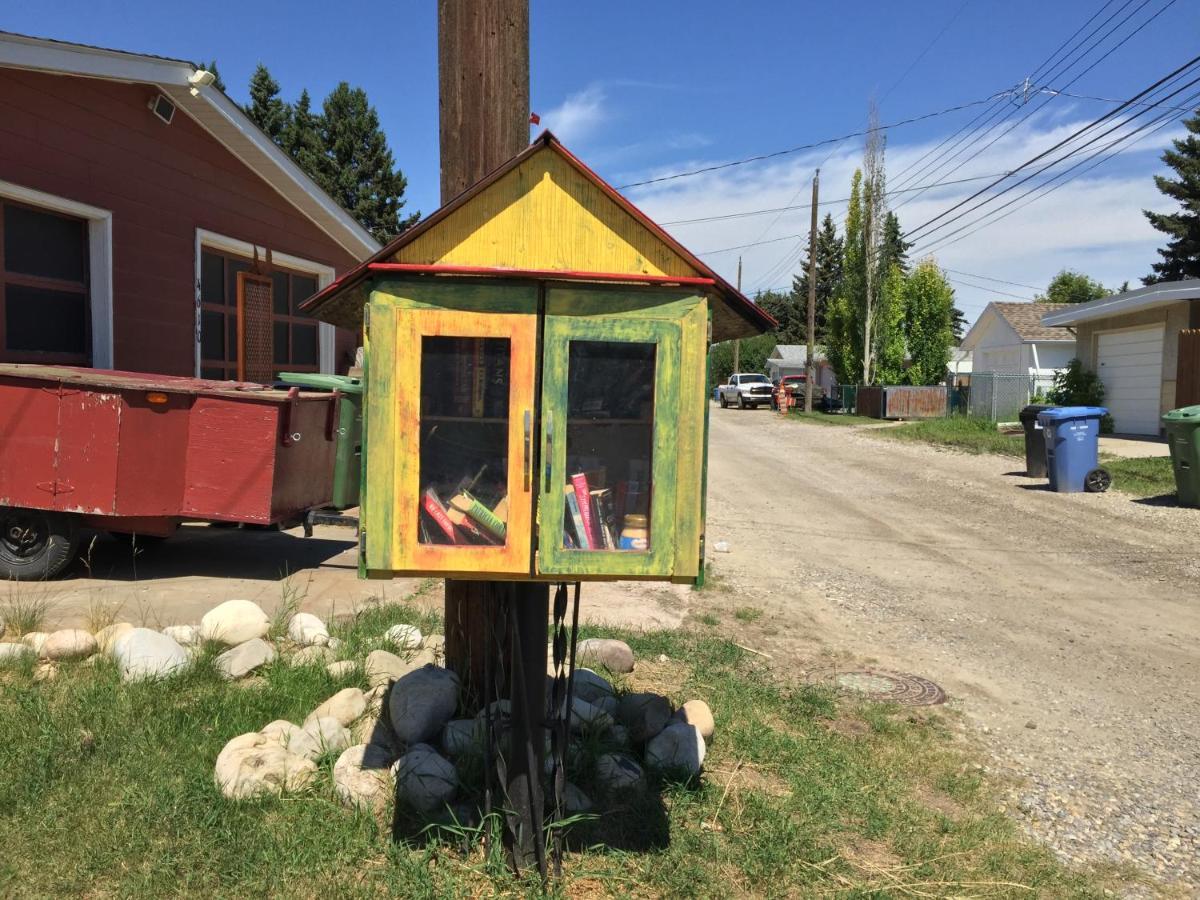 The Calgary Hub Hostel Style Home Exterior photo