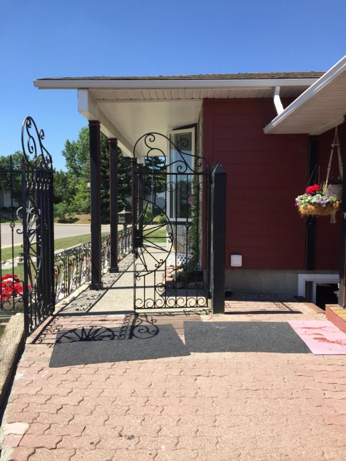 The Calgary Hub Hostel Style Home Exterior photo