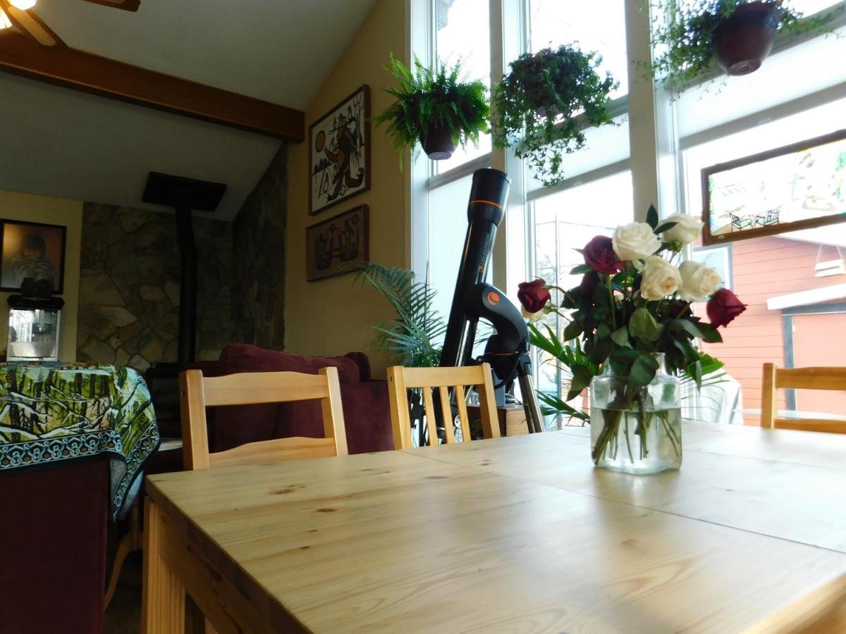 The Calgary Hub Hostel Style Home Exterior photo