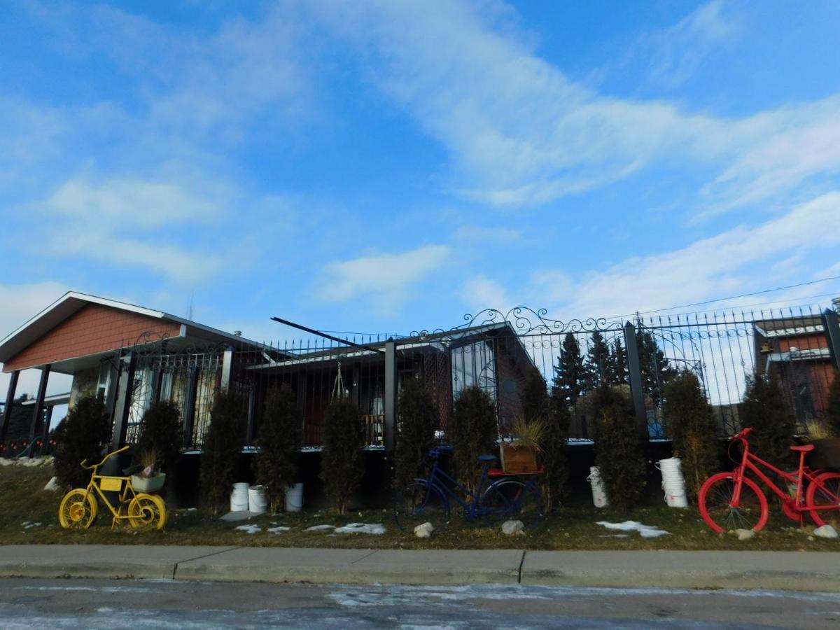 The Calgary Hub Hostel Style Home Exterior photo