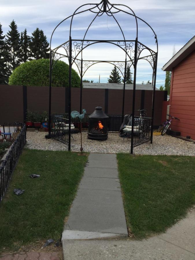The Calgary Hub Hostel Style Home Exterior photo