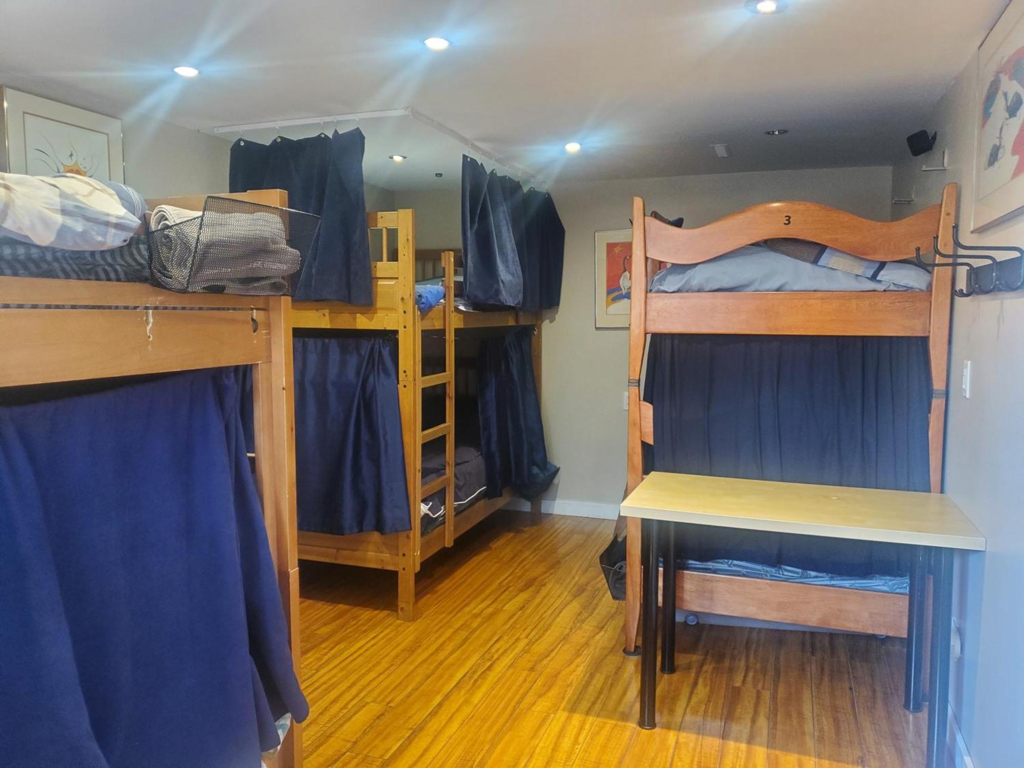 The Calgary Hub Hostel Style Home Exterior photo